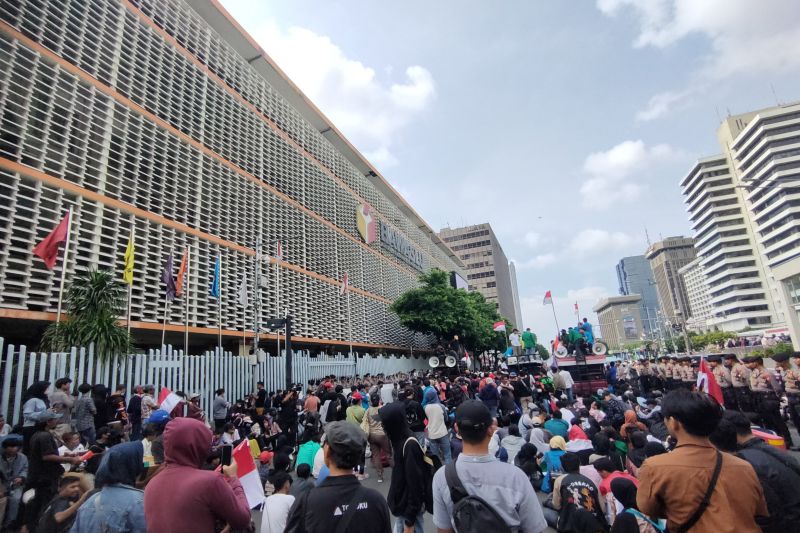 Unjuk rasa di depan Bawaslu RI sebabkan kemacetan di Jalan MH Thamrin Unjuk rasa di depan Bawaslu RI sebabkan kemacetan di Jalan MH Thamrin