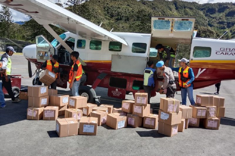 25 personel Polres Puncak Jaya kawal kedatangan surat suara 25 personel Polres Puncak Jaya kawal kedatangan surat suara