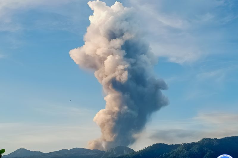 Letusan Gunung Dukono lontarkan abu setinggi 4.000 meter Letusan Gunung Dukono lontarkan abu setinggi 4.000 meter