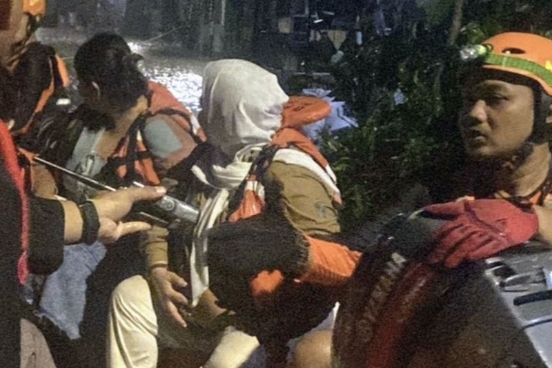 Tim SAR gunakan perahu karet untuk evakuasi korban banjir di Jakarta Tim SAR gunakan perahu karet untuk evakuasi korban banjir di Jakarta