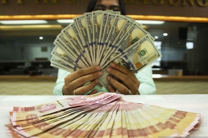 Rupiah melemah di tengah aksi jual di pasar obligasi