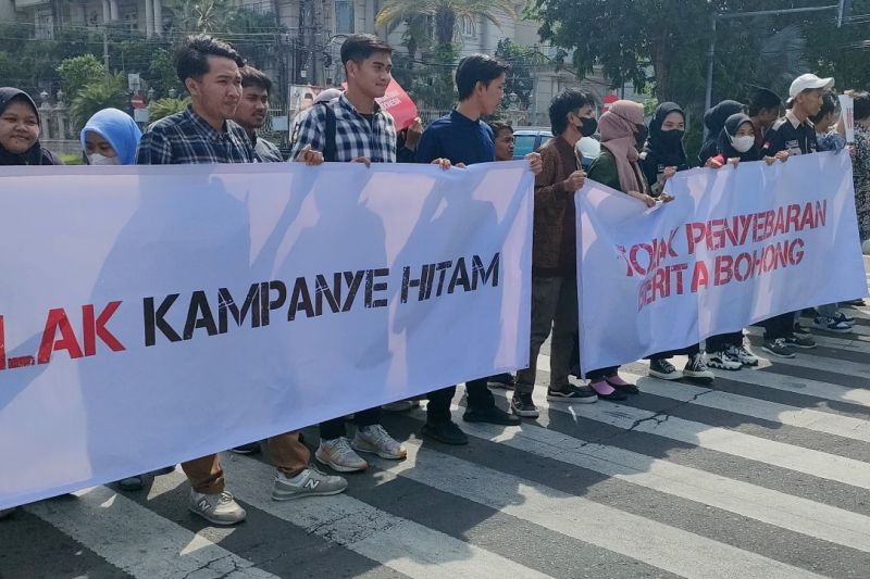 Forum Mahasiswa Jawa Timur tolak kampanye hitam dan penyebaran hoaks Forum Mahasiswa Jawa Timur tolak kampanye hitam dan penyebaran hoaks
