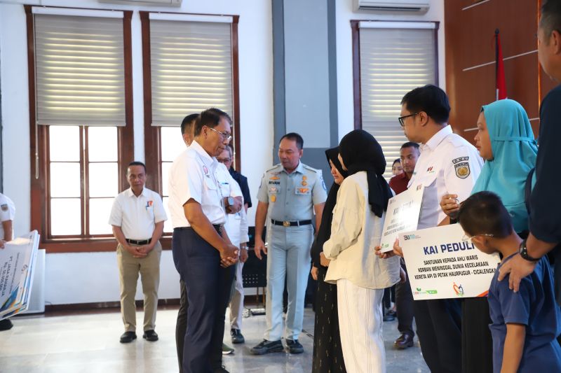Biaya pendidikan anak korban kecelakaan KA Cicalengka ditanggung KAI Biaya pendidikan anak korban kecelakaan KA Cicalengka ditanggung KAI