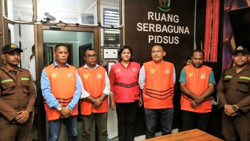 Kejari tahan lima komisioner KPU Aru diduga korupsi Kejari tahan lima komisioner KPU Aru diduga korupsi