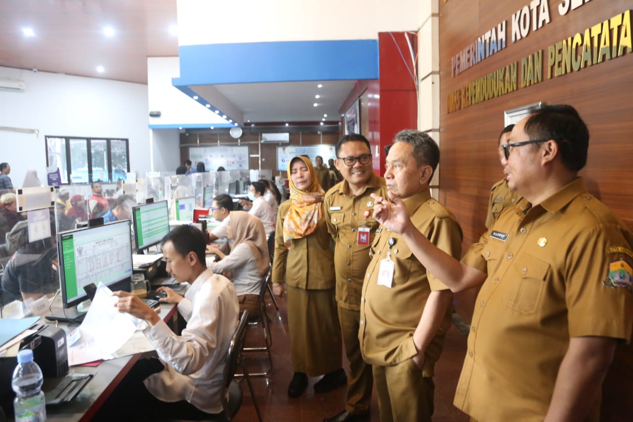 Sidak, Pj Wali Kota pantau antrian pembuatan KTP di Disdukcapil Serang