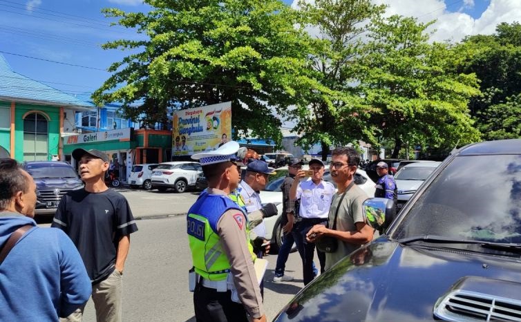 Polisi dan Dishub Kota Bengkulu tilang puluhan kendaraan parkir liar Polisi dan Dishub Kota Bengkulu tilang puluhan kendaraan parkir liar