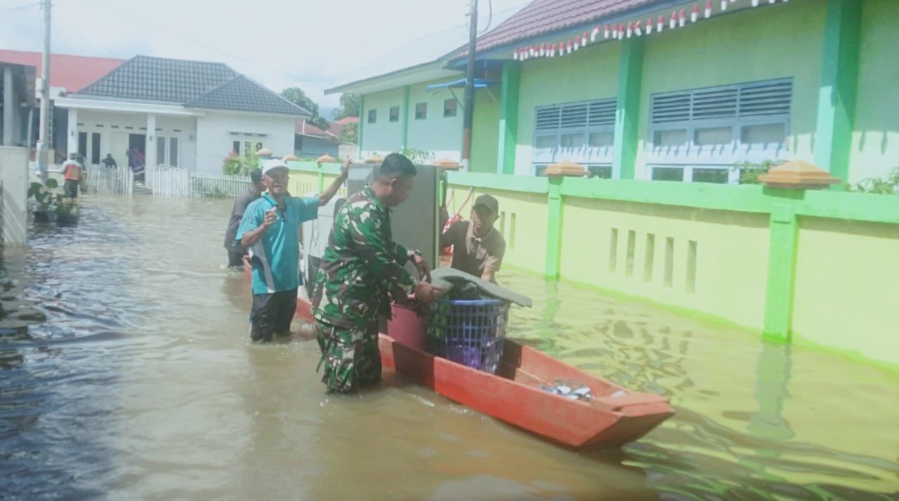 TNI terjunkan personel bantu penanganan bencana banjir di Jambi TNI terjunkan personel bantu penanganan bencana banjir di Jambi