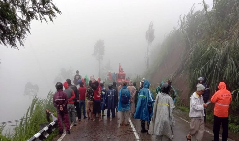 Tanah longsor tutup jalan di Lencoh Boyolali berhasil disingkirkan Tanah longsor tutup jalan di Lencoh Boyolali berhasil disingkirkan