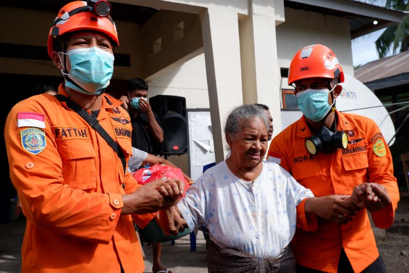 Tim SAR Gabungan evakuasi 528 jiwa warga terdampak erupsi Lewotobi Tim SAR Gabungan evakuasi 528 jiwa warga terdampak erupsi Lewotobi