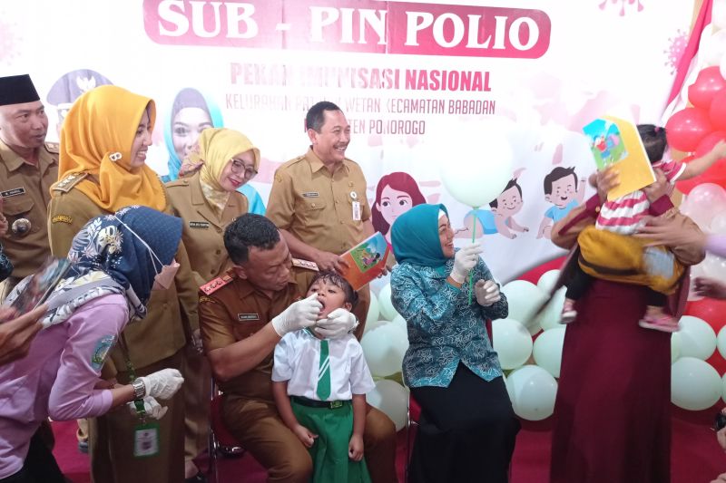 Vaksinasi polio digelar serentak sasar 80.206 anak di Ponorogo Vaksinasi polio digelar serentak sasar 80.206 anak di Ponorogo