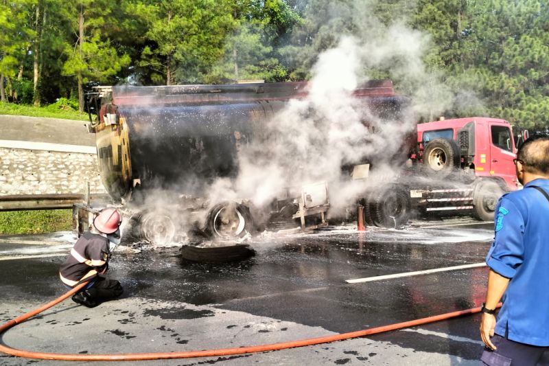 Truk bermuatan metanol terbakar di Tol Tangerang-Merak Truk bermuatan metanol terbakar di Tol Tangerang-Merak