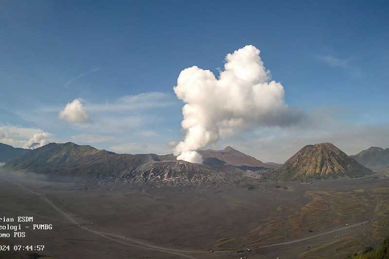 Gunung Bromo keluarkan asap putih tebal setinggi 700 meter Gunung Bromo keluarkan asap putih tebal setinggi 700 meter