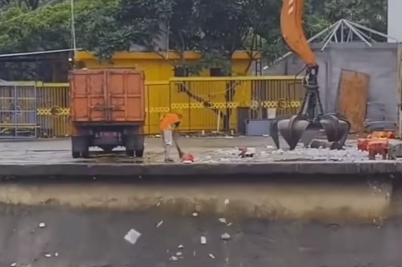 Petugas pembuang sampah ke pintu air Manggarai akan diberikan sanksi denda Petugas pembuang sampah ke pintu air Manggarai akan diberikan sanksi denda