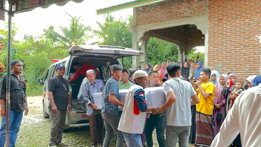 Jenazah TKI asal Aceh korban lakalantas di Malaysia tiba di rumah duka Jenazah TKI asal Aceh korban lakalantas di Malaysia tiba di rumah duka