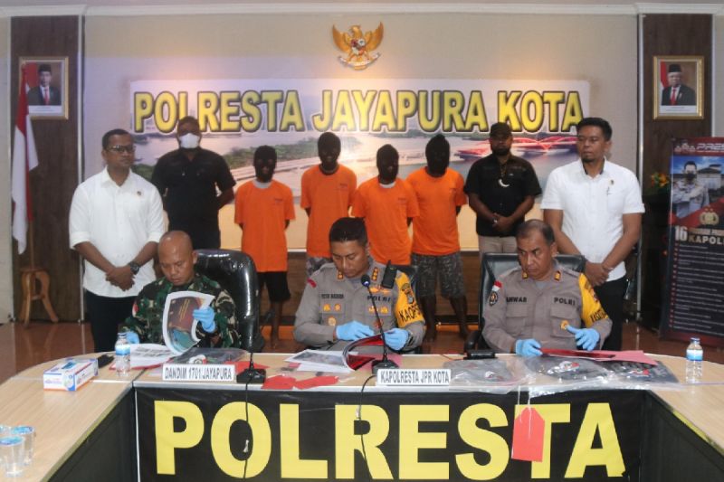 Polresta Jayapura tangkap pelaku pembakaran ruko dan faskes Korem Polresta Jayapura tangkap pelaku pembakaran ruko dan faskes Korem