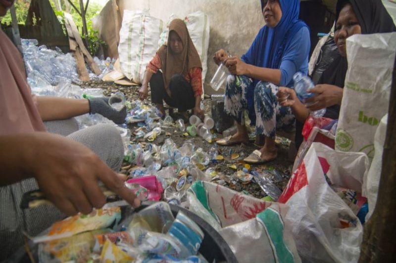 4.700 kg sampah plastik dijual hasil gerakan pilah sampah di Palu 4.700 kg sampah plastik dijual hasil gerakan pilah sampah di Palu