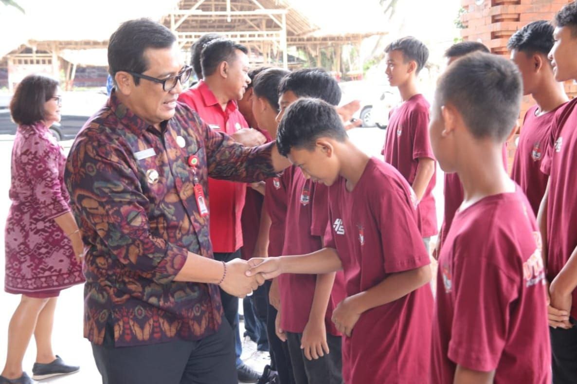 Lepas tim bola U-13, Bupati Tabanan tegaskan komitmen bina usia muda