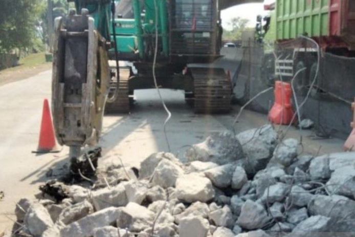 Jasamarga perbaiki Tol Japek km36 arah Jakarta Jasamarga perbaiki Tol Japek km36 arah Jakarta