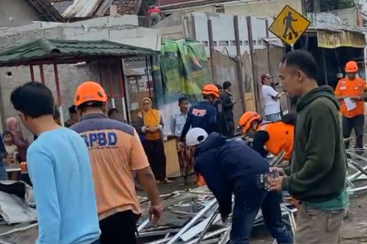 Puting beliung rusak belasan rumah di Sukabumi Puting beliung rusak belasan rumah di Sukabumi