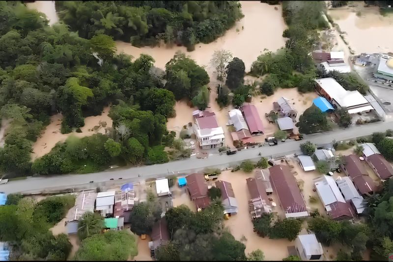 Hujan deras sebabkan 100 rumah di Desa Mangkupadi terendam banjir Hujan deras sebabkan 100 rumah di Desa Mangkupadi terendam banjir