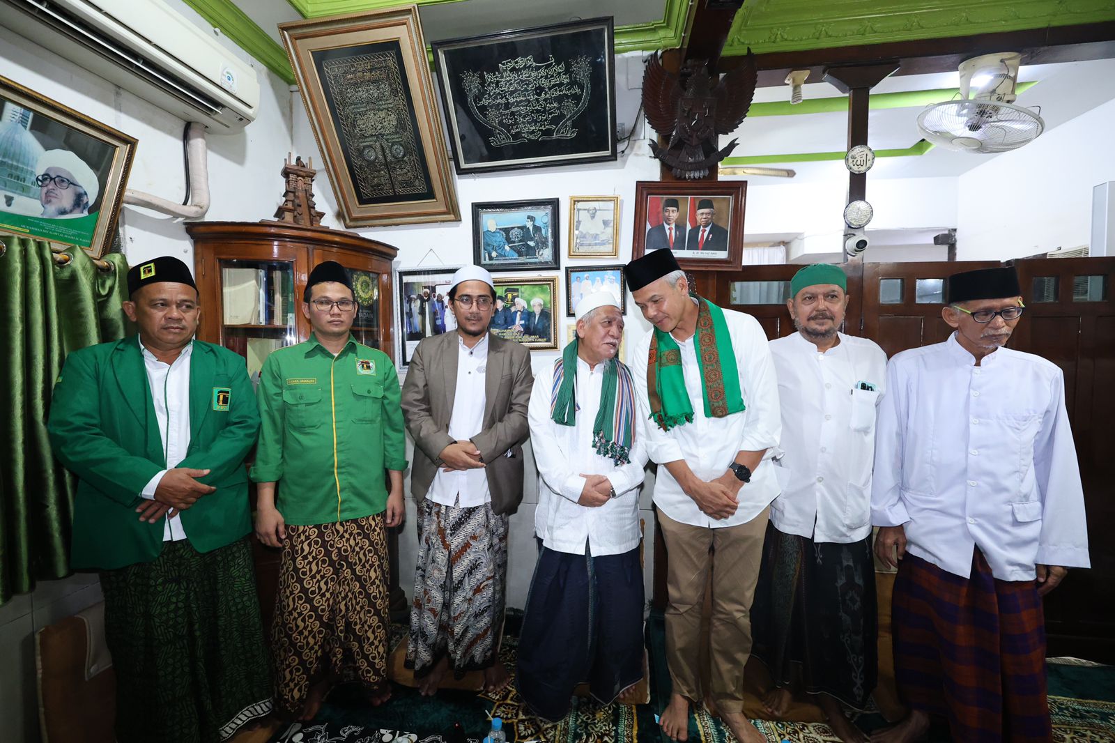 Ganjar sowan ke KH Abdullah Ubab Maimoen, minta doa agar Pemilu berjalan lancar Ganjar sowan ke KH Abdullah Ubab Maimoen, minta doa agar Pemilu berjalan lancar