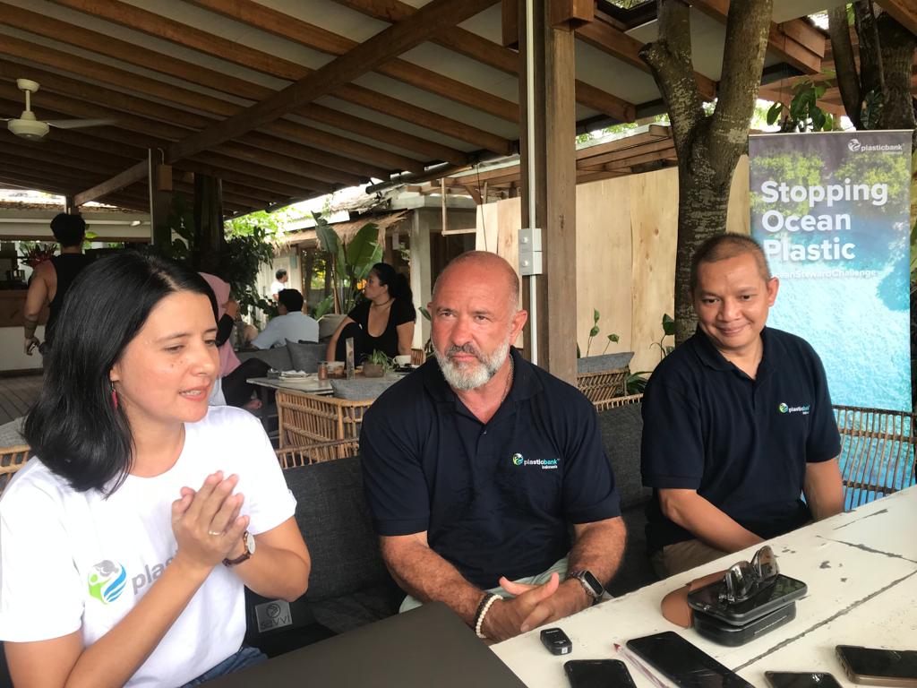 Plastic Bank, solusi pengentasan kemiskinan pemulung sampah di Indonesia Plastic Bank, solusi pengentasan kemiskinan pemulung sampah di IndonesiaÂ