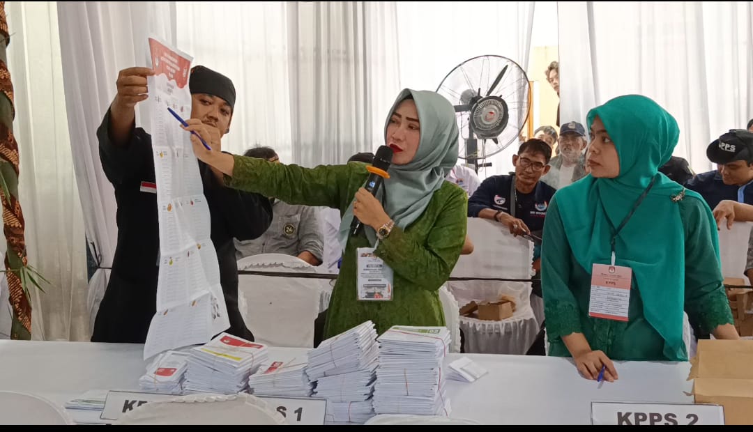 Ikuti simulasi, lansia di Majalengka kesulitan melipat surat suara paska mencoblos Ikuti simulasi, lansia di Majalengka kesulitan melipat surat suara paska mencoblos