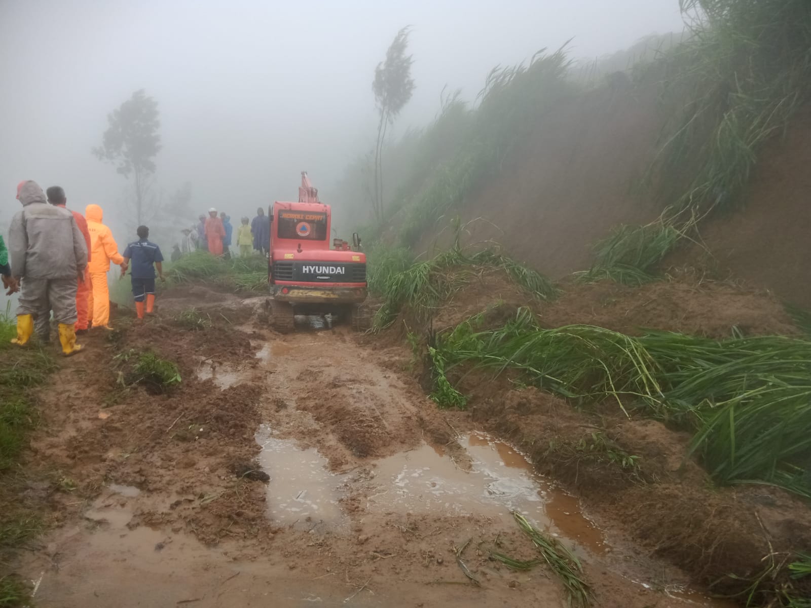 Tertutup material longsor, arus lalu lintas jalur lereng Merapi putus total Tertutup material longsor, arus lalu lintas jalur lereng Merapi putus total