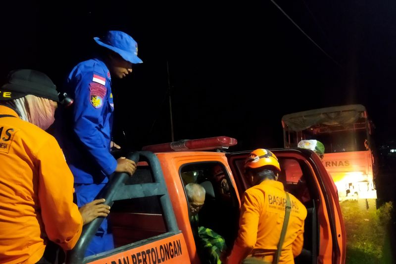 Evakuasi 11 warga Dulipali oleh Tim SAR Gabungan seusai kenaikan status Gunung Lewotobi Evakuasi 11 warga Dulipali oleh Tim SAR Gabungan seusai kenaikan status Gunung Lewotobi