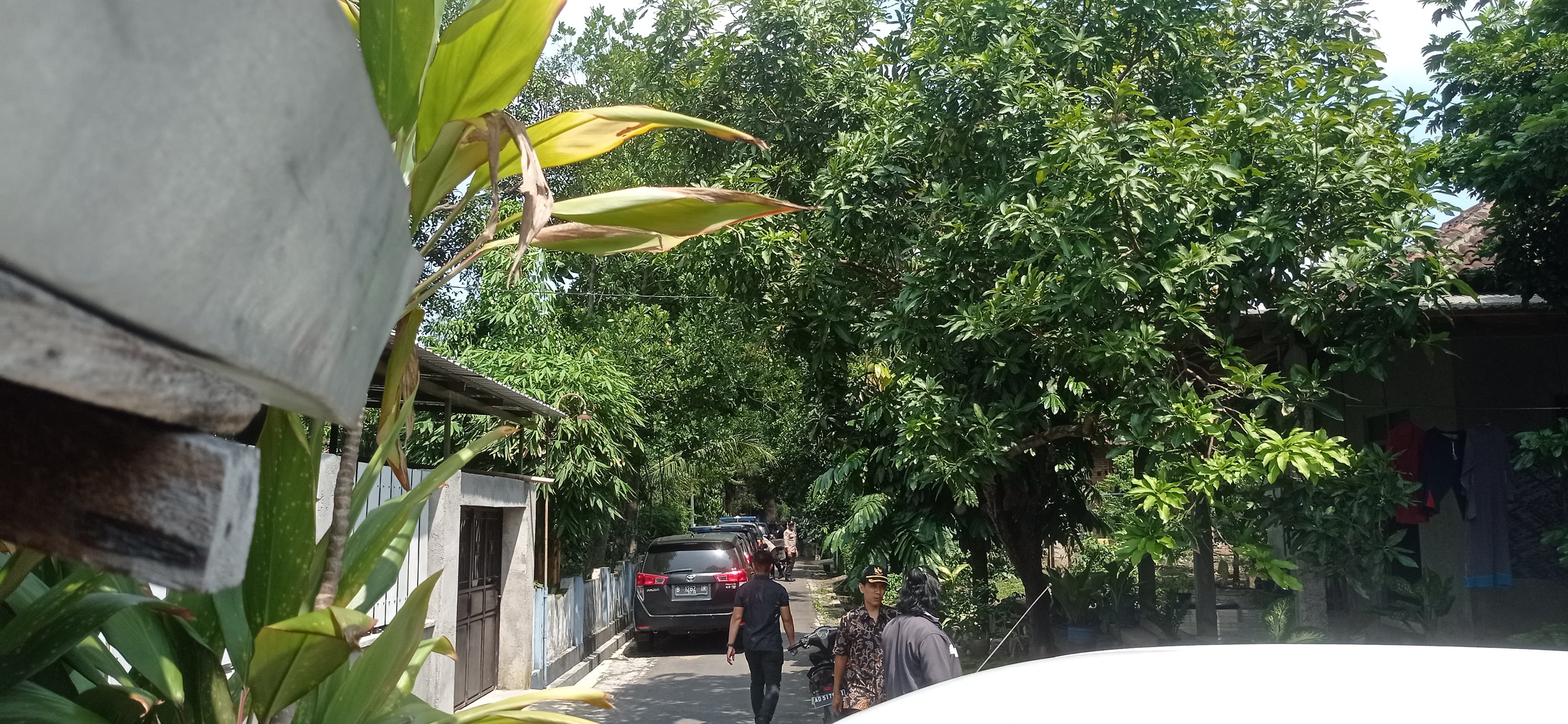 Densus 88 Anti Teror Mabes Polri sita busur dan anak panah dari rumah terduga N Densus 88 Anti Teror Mabes Polri sita busur dan anak panah dari rumah terduga N