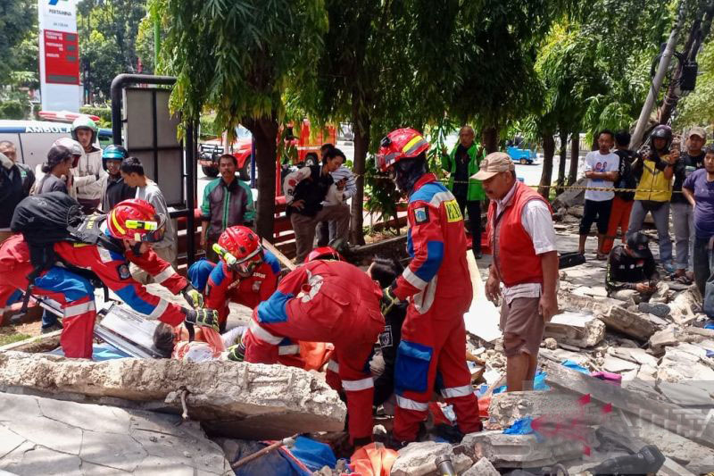 Tembok SPBU di Tebet roboh tewaskan tiga orang