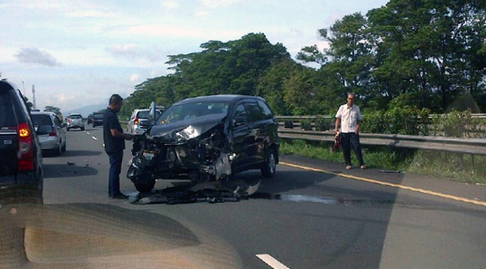6 Januari 2018: Kecelakaan beruntun di Tol JORR libatkan 3 mobil dan satu tronton 6 Januari 2018: Kecelakaan beruntun di Tol JORR libatkan 3 mobil dan satu tronton