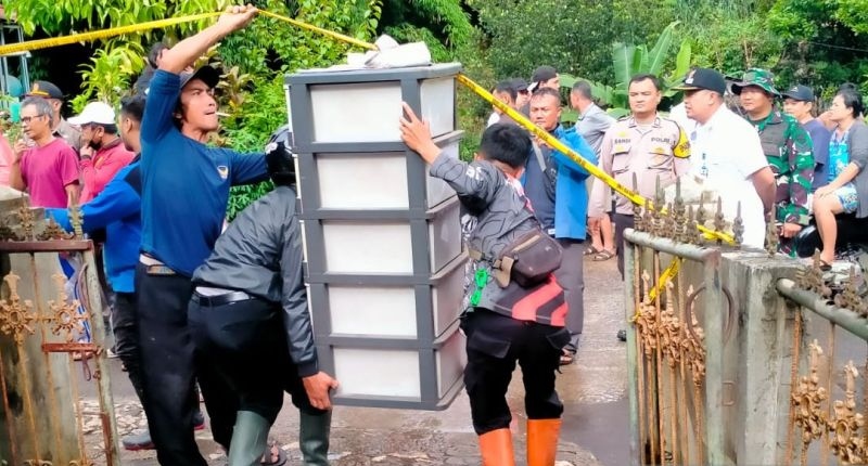 Puluhan warga di Cibadak Sukabumi kehilangan tempat tinggal akibat longsor