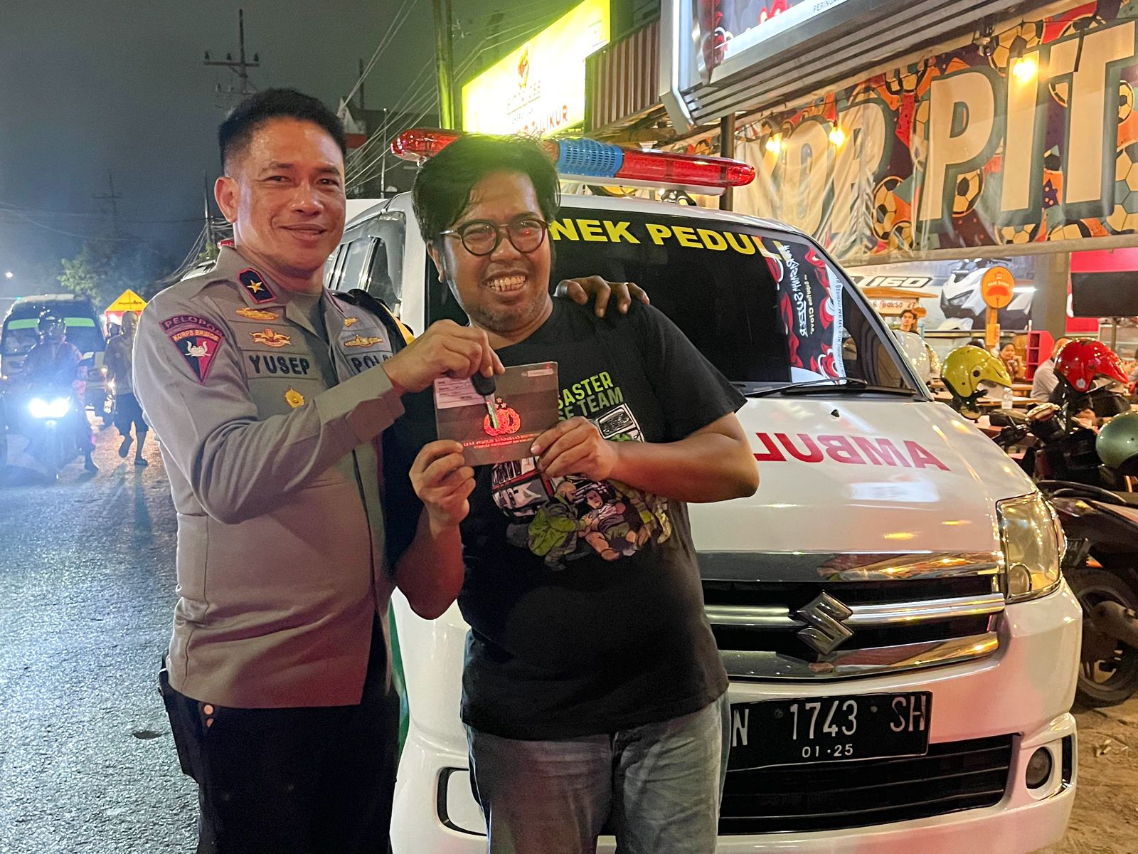 Apresiasi giat sosial Bonek, Wakapolda Jatim serahkan 1 unit mobil ambulans Apresiasi giat sosial Bonek, Wakapolda Jatim serahkan 1 unit mobil ambulans