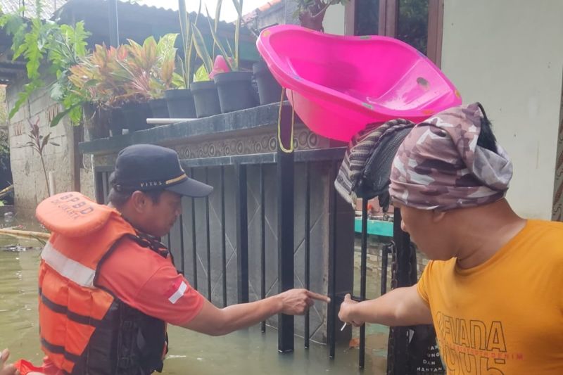 BPBD DKI peringatkan warga bantaran sungai terkait potensi luapan BPBD DKI peringatkan warga bantaran sungai terkait potensi luapan