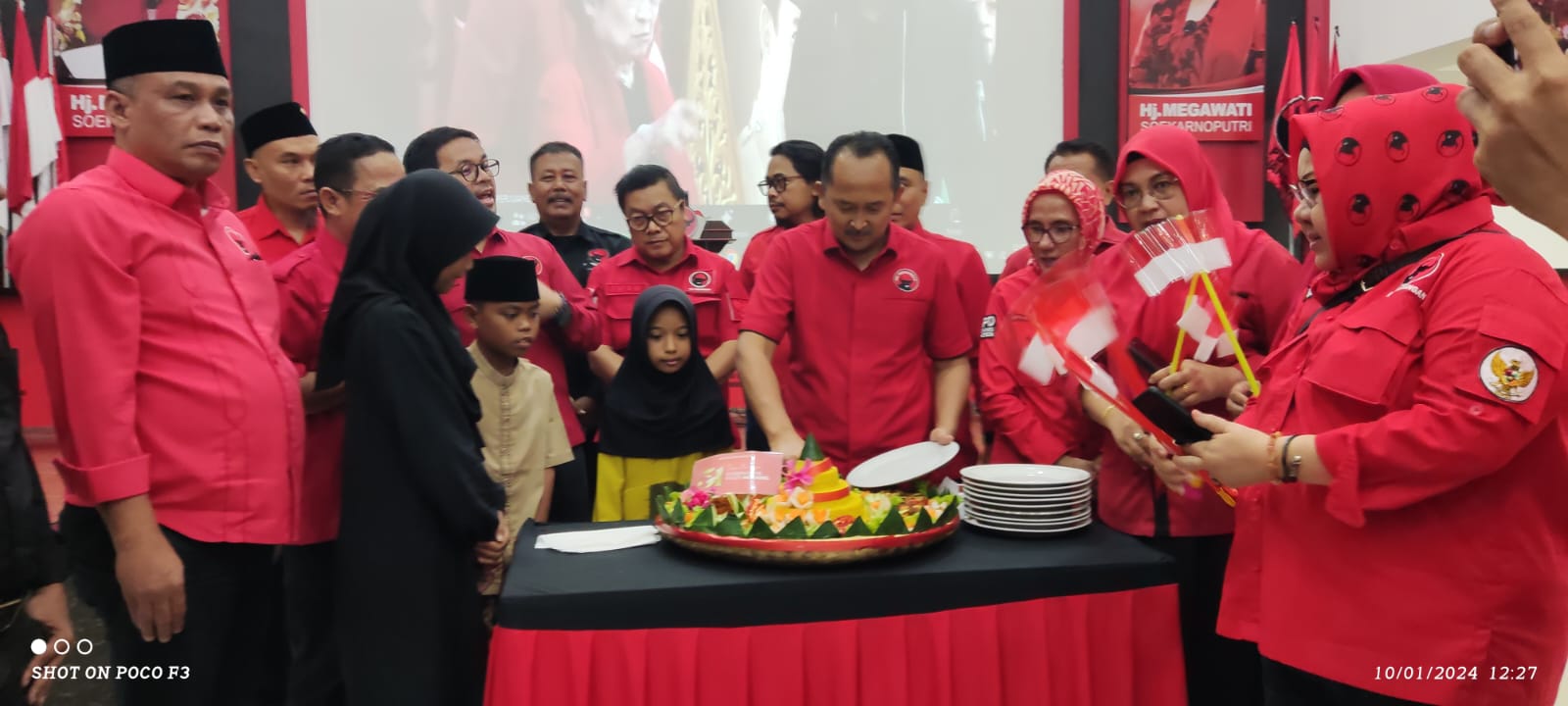 Ketua DPD PDIP Banten minta kader harus terus dekat dengan rakyat Ketua DPD PDIP Banten minta kader harus terus dekat dengan rakyat