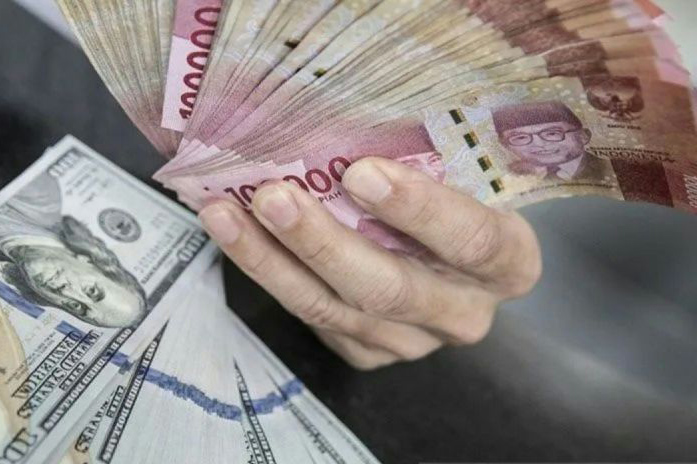 Rupiah turun 2 poin menjadi Rp15.715 per dolar AS