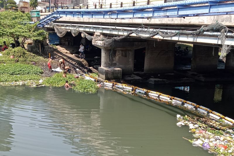 Penjaringan sampah sungai di Mataram dihentikan sementara karena cuaca ekstrem Penjaringan sampah sungai di Mataram dihentikan sementara karena cuaca ekstrem