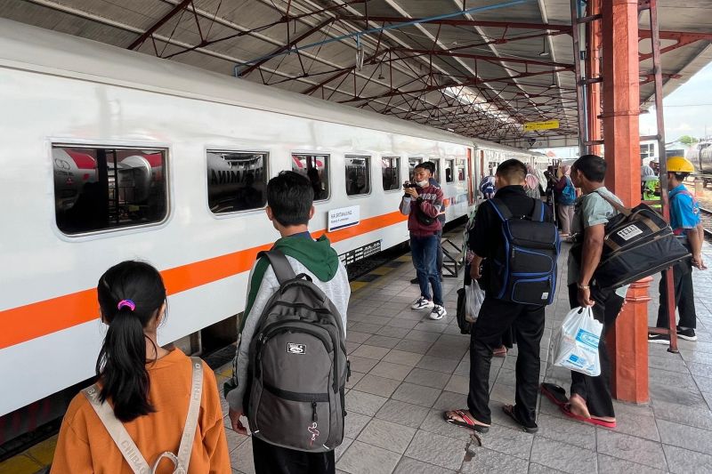 Daop Madiun layani 23 pembatalan tiket KA dampak kecelakaan di Bandung Daop Madiun layani 23 pembatalan tiket KA dampak kecelakaan di Bandung