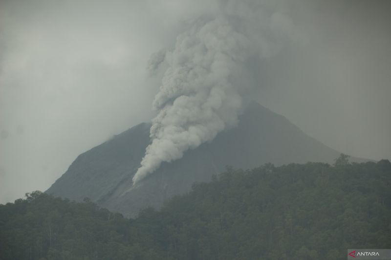 Bandara Gewayantana kembali beroperasi pasca erupsi Lewotobi Bandara Gewayantana kembali beroperasi pasca erupsi Lewotobi