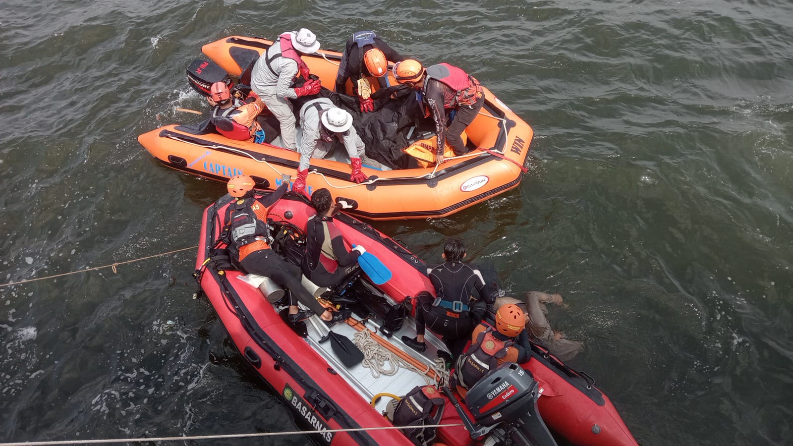 Bakamla RI evakuasi pemancing yang tenggelam di Pelabuhan Muara Baru Jakarta Bakamla RI evakuasi pemancing yang tenggelam di Pelabuhan Muara Baru Jakarta
