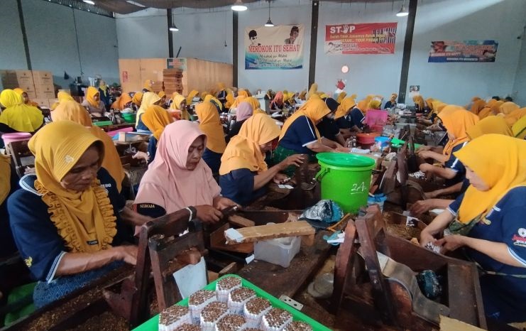 Pabrik rokok kecil Kudus tak permasalahkan kenaikan tarif cukai rokok Pabrik rokok kecil Kudus tak permasalahkan kenaikan tarif cukai rokok