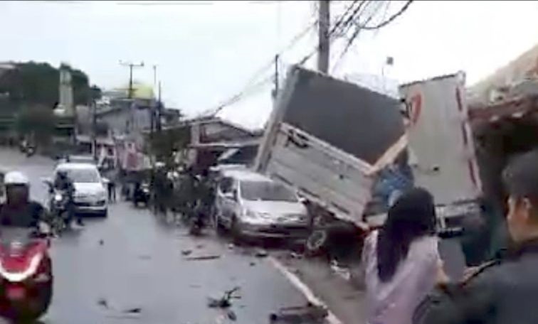 Tabrakan beruntun terjadi di Jalur Puncak Bogor Tabrakan beruntun terjadi di Jalur Puncak Bogor