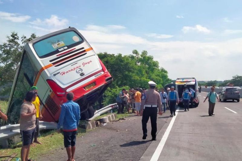 Bus Harapan Jaya alami kecelakaan di Tol Mojokerto-Surabaya Bus Harapan Jaya alami kecelakaan di Tol Mojokerto-Surabaya