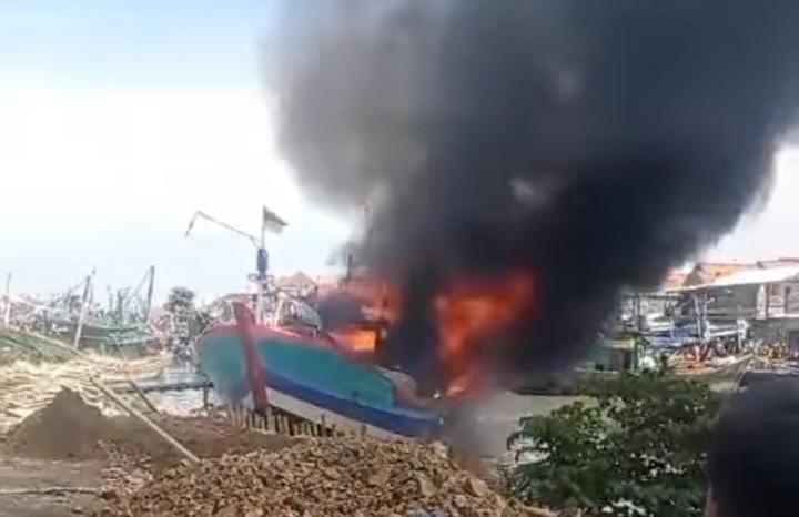Api bakar kapal nelayan di Brebes berhasil dipadamkan