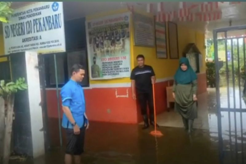 Dua sekolah di Pekanbaru terendam banjir, siswa belajar daring
