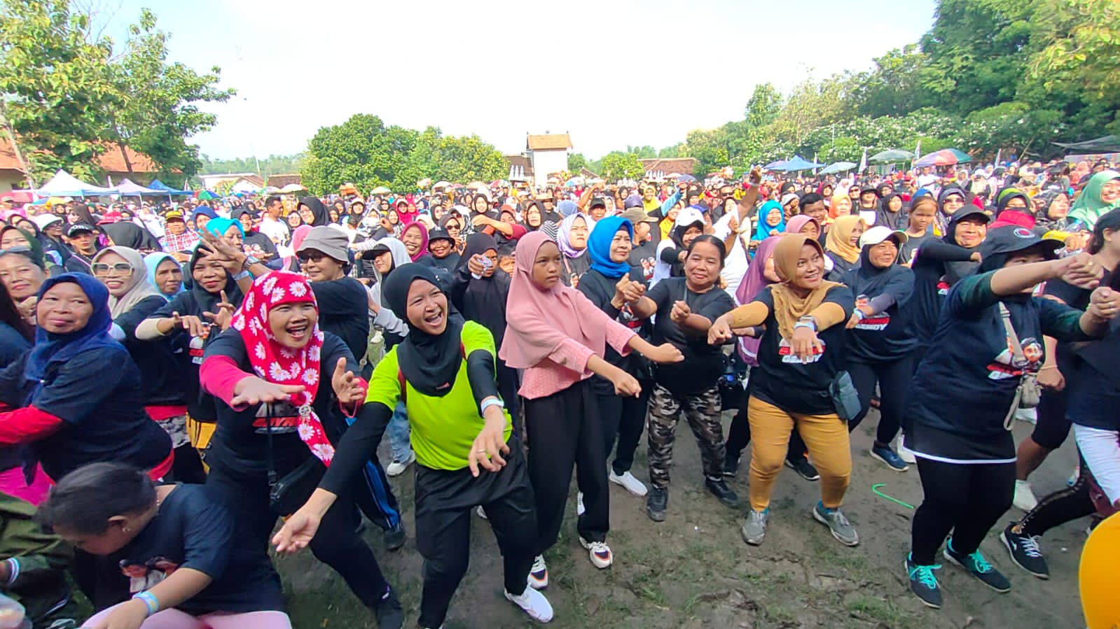 Puluhan ribu massa goyang gemoy 02 Sragen dukung Prabowo-Gibran Puluhan ribu massa goyang gemoy 02 Sragen dukung Prabowo-Gibran