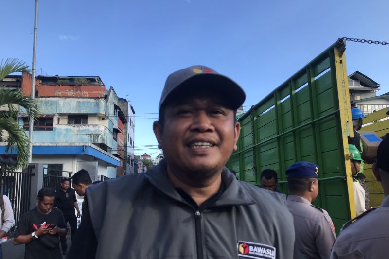Pelipatan surat suara di Maluku Barat Daya terhambat cuaca buruk Pelipatan surat suara di Maluku Barat Daya terhambat cuaca buruk