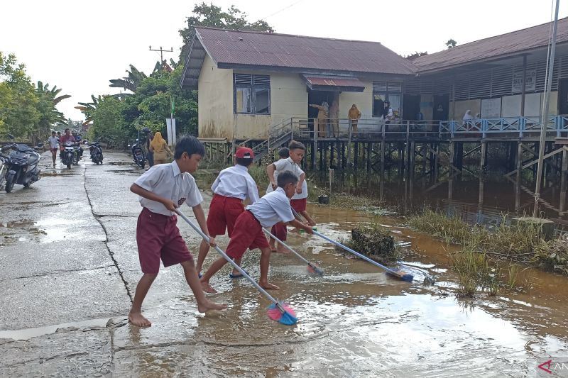 Banjir di hulu surut kini banjir genangi daerah hilir sungai Kapuas Banjir di hulu surut kini banjir genangi daerah hilir sungai Kapuas
