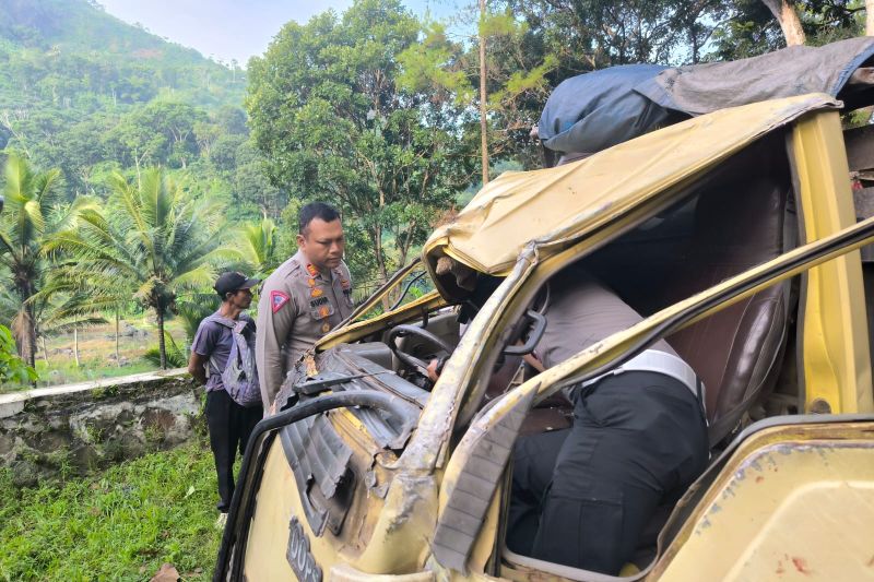Lima orang meninggal dalam kecelakaan truk peziarah di Bandung Barat Lima orang meninggal dalam kecelakaan truk peziarah di Bandung Barat
